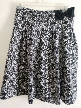 Pretty Apt. 9 Black White Floral Satin Skirt A Line Pleated Size 6